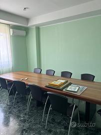 Tavolo da riunione, sedie e mobile