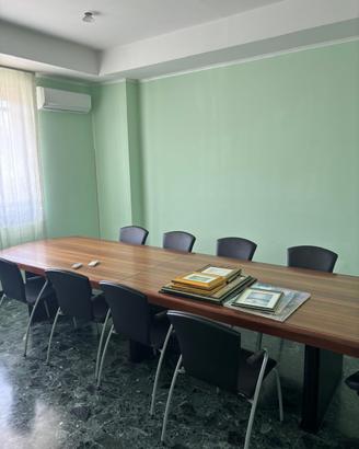Tavolo da riunione, sedie e mobile