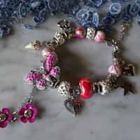 Bracciale estivo con farfalla e charms