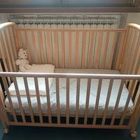 Lettino/culla bimbi/neonati in legno con materasso