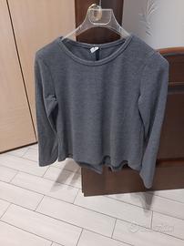 Maglia da donna in viscosa colore grigio.