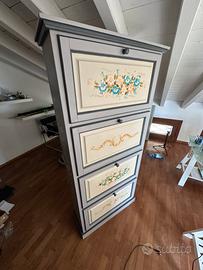 Scarpiera in legno decorata a mano