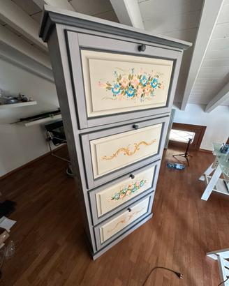 Scarpiera in legno decorata a mano