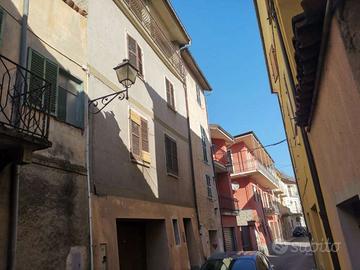 Porzione di casa su tre livelli con giardino