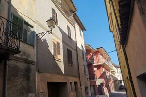 Porzione di casa su tre livelli con giardino