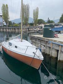 Barca a vela sul lago di Garda