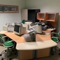Scrivania a tre postazioni + n. 3 sedie