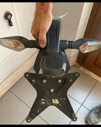 Parafango, portatarga e set frecce ducati