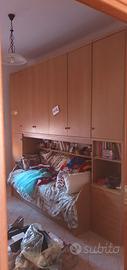 cameretta con due letti e scrivania