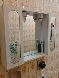 mobiletto da bagno con specchio e lampade