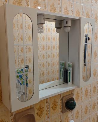 mobiletto da bagno con specchio e lampade
