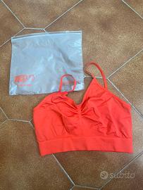 Top modellante rosso