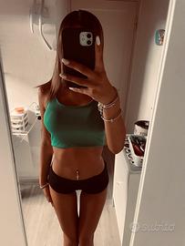 Top verde, con scollo sulla schiena, taglia S