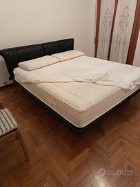 letto matrimoniale in  pelle nera. con materasso