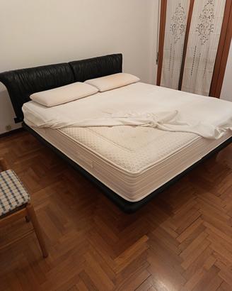 letto matrimoniale in  pelle nera. con materasso