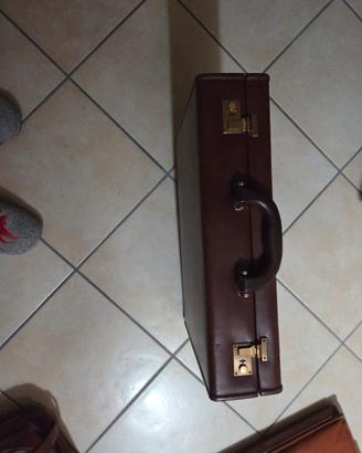 Valigetta da lavoro e da viaggio in cuoio, con  . 