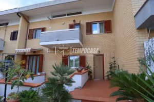LOSETO - VILLA A SCHIERA CON GIARDINO