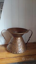 Vaso di rame a forma di anfora