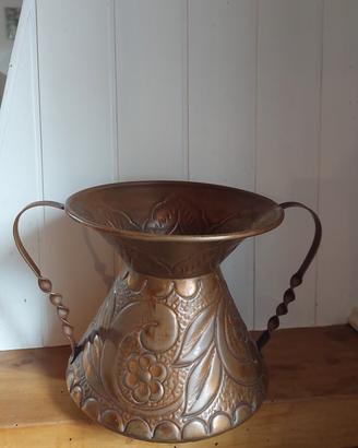 Vaso di rame a forma di anfora