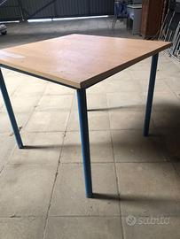 Tavolo in metallo e laminato