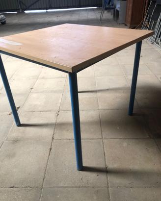 Tavolo in metallo e laminato