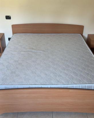 Letto matrimoniale con doghe e materasso nuovo.