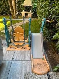 Parco giochi con scivolo altalena e canestro