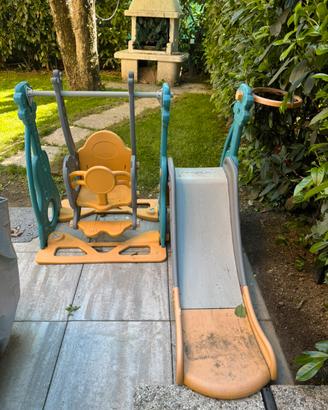 Parco giochi con scivolo altalena e canestro