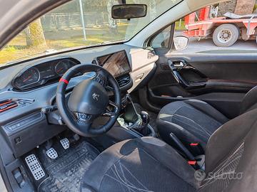 pegeaut, 208 14.hdi 69 CV. anno 2012 250000 km 270