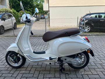 Vespa Primavera 50, bianca, anno 2023