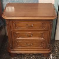 Mobili vintage in legno massiccio.