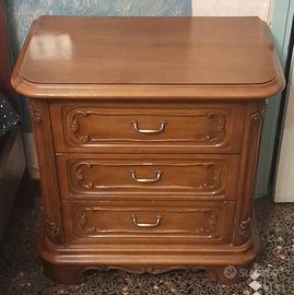 Mobili vintage in legno massiccio.