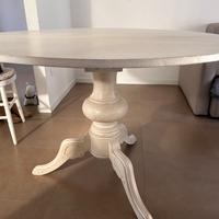 Tavolo rotondo e sedie shabby chic 