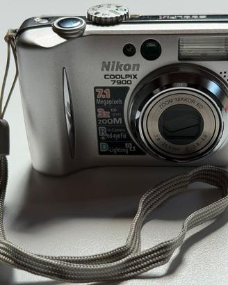 Nikon Coolpix 7900
