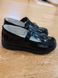 Scarpe eleganti di vernice bambina 