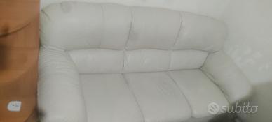 Divano tre posto in pelle bianca usato perfetto