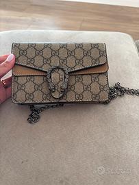 Pochette con catena elegante