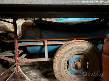 Autobotte 1000LT e tubazione per irrigare