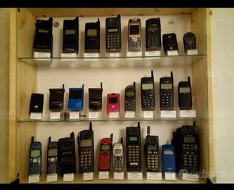 collezione di telefoni cellulari anni 90 