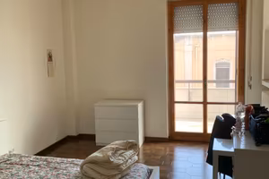 Stanza singola a studentesse fuori sede