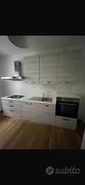 Cucina con elettrodomestici