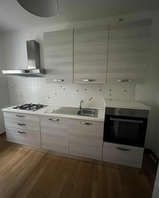 Cucina con elettrodomestici