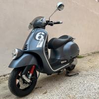Vespa 300 six days colore grigio opaco met