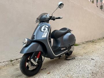 Vespa 300 six days colore grigio opaco met