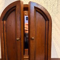 Specchio portagioie in legno a forma di portone