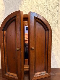 Specchio portagioie in legno a forma di portone