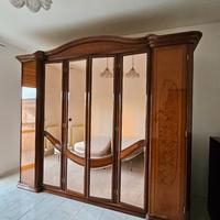 Camera da letto in legno marrone come da foto