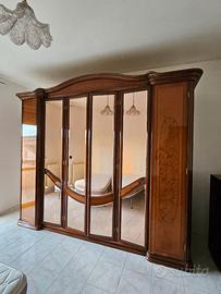 Camera da letto in legno marrone come da foto