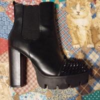 Stivaletti con borchie