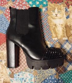 Stivaletti con borchie